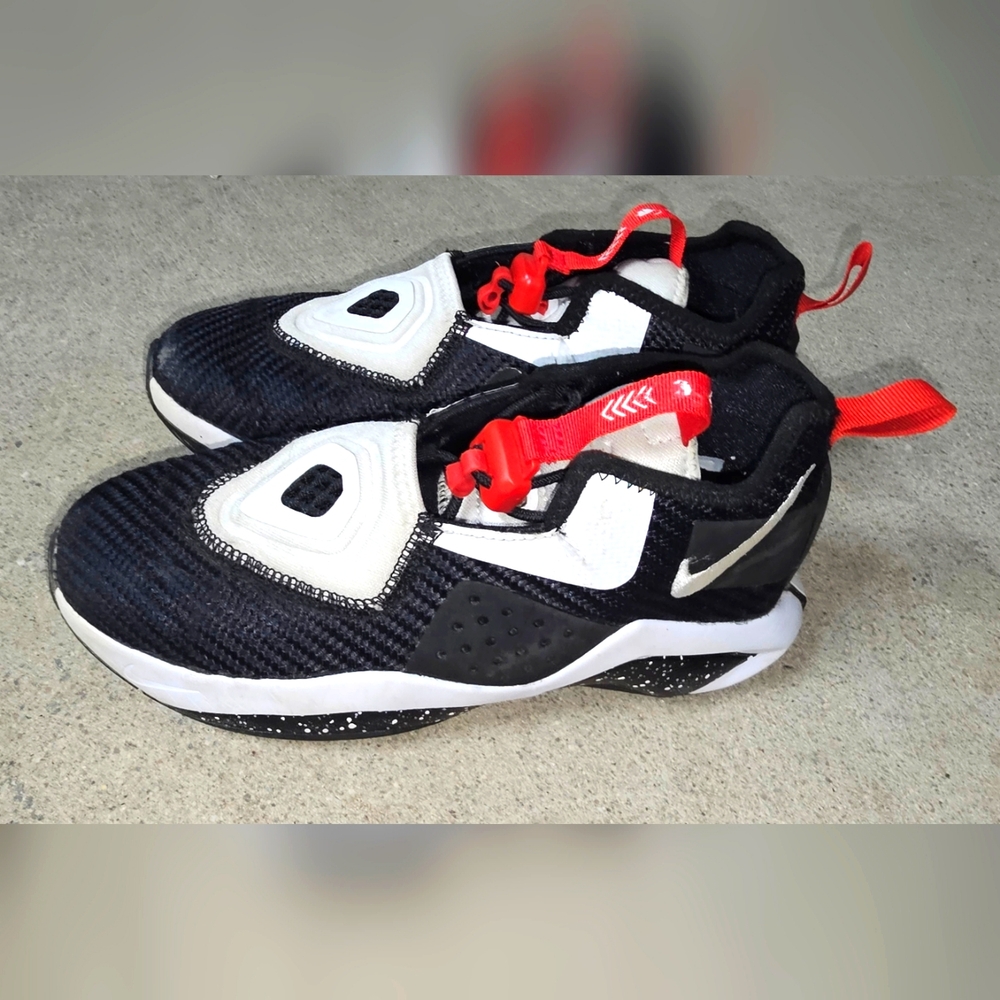 Lebron basketball shoes sz. 2Y  YOUTH